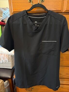 Healing Hands Black Men’s V-Neck Medical Scrub Top with Chest Pocket size S